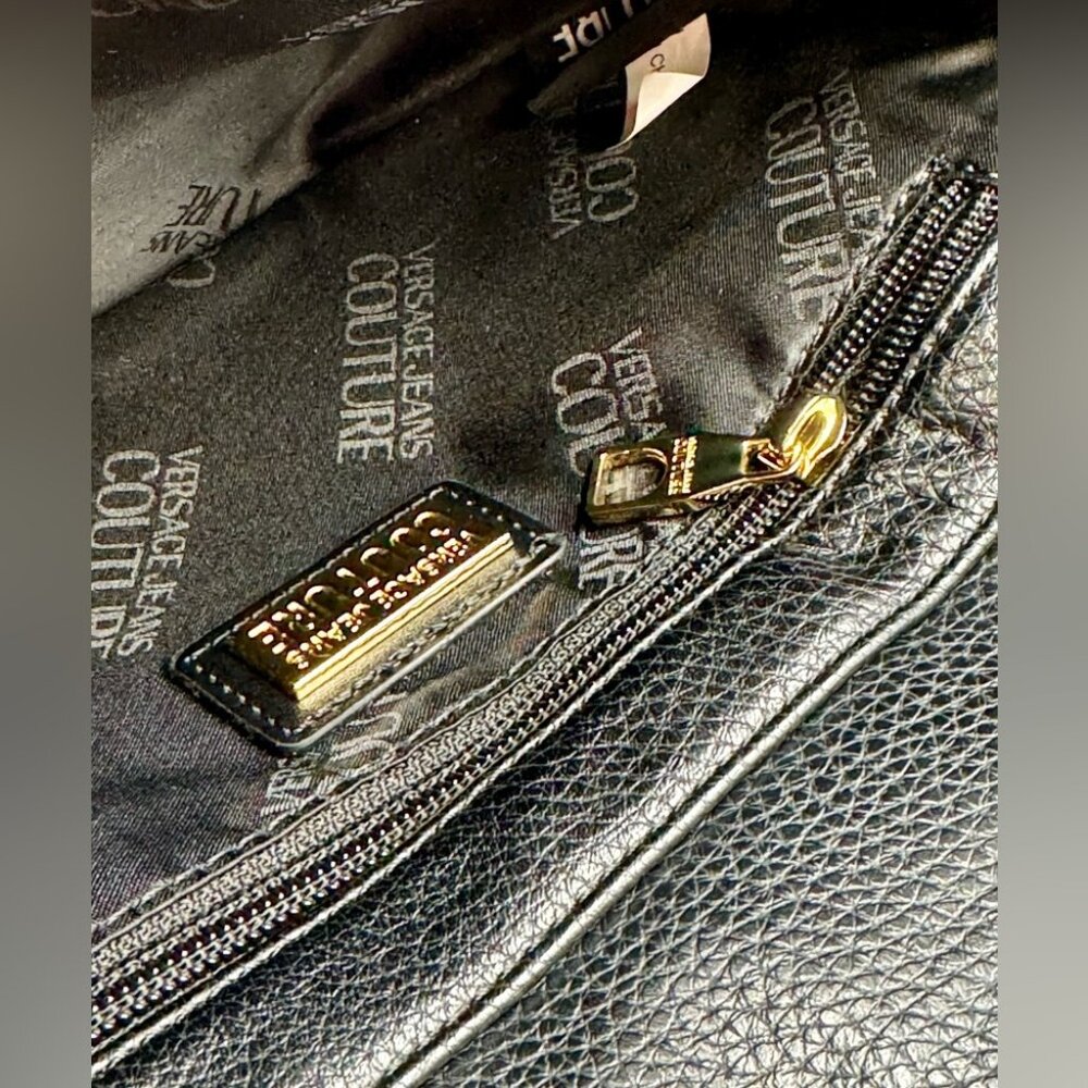 🆕 VERSACE JEANS COUTURE 🧿 NWOT Baroque Buckle Curved Edge Tote Bag, Black - Picture 11 of 13